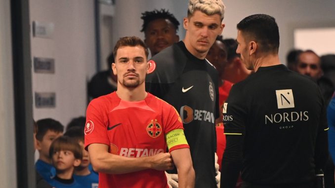 Darius Dumitru Olaru si �˜tefan T�¢rnovanu in meciul de fotbal dintre Universitatea Craiova si FCSB, cont�¢nd pentru Sup