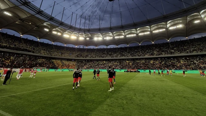 Aparitie-surpriza-la-FCSB-Dinamo.-Multi-fani-s-au-inghesuit-sa-ia-un-autograf-scaled