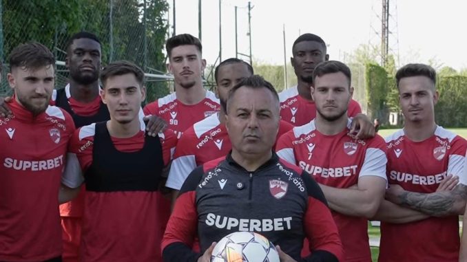 Florentin-Petre-suna-adunarea-la-Dinamo-dupa-esecul-cu-FCSB.-Secundul-lui-Kopic-stie-cum-sa-capteze-atentia-fanilor.-VIDEO