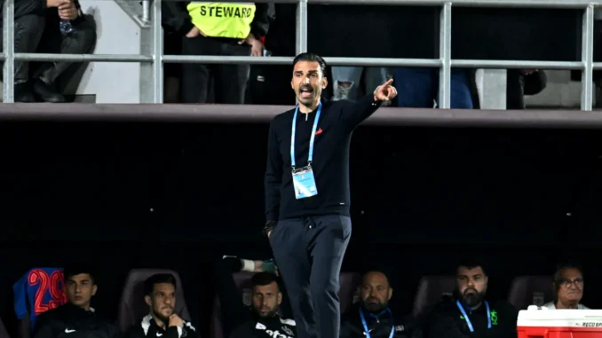 Gestul-socant-al-lui-Elias-Charalambous-in-vestiarul-FCSB.-I-a-luat-telefonul-lui-Adrian-Sut-din-mana-si-a-facut-asta-„Era-suparat.-I-am-zis-sa-aiba-rabdare-scaled-e1747413300765-1400x821