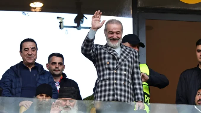 Gigi-Becali-aparitie-spectaculoasa.-Imaginile-serii-de-la-Arena-Nationala-alaturi-de-cei-care-l-au-insotit-„Ei-sunt-fratii-mei-1400x933