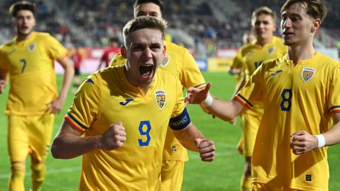 Louis Munteanu se bucura dupa un gol marcat alaturi de Constantin Grameni in meciul de fotbal dintre Romania U21, U 21 s