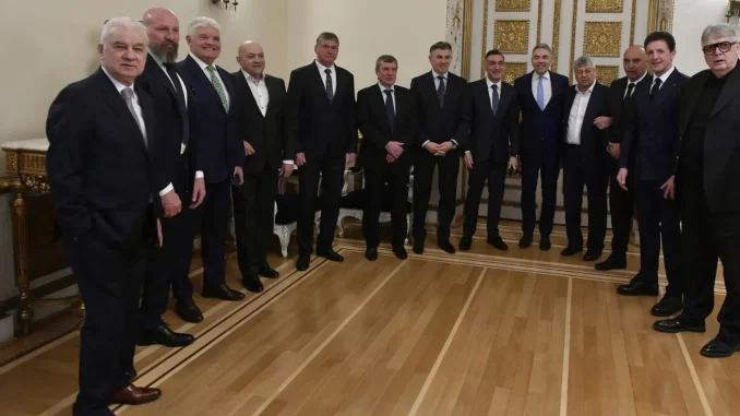 Duce-o-viata-„cu-zambetul-pe-buze-si-nu-mai-vrea-sa-revina-la-fosta-meserie-unde-intra-in-gura-lumii.-„Ia-uite-ala-presedinte-fura-de-l-gaseste-spumele