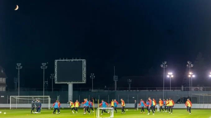 S-au-dat-peste-cap-inainte-sa-vina-FCSB-in-orasul-lor.-Cum-arata-gazonul-de-la-Bistrita